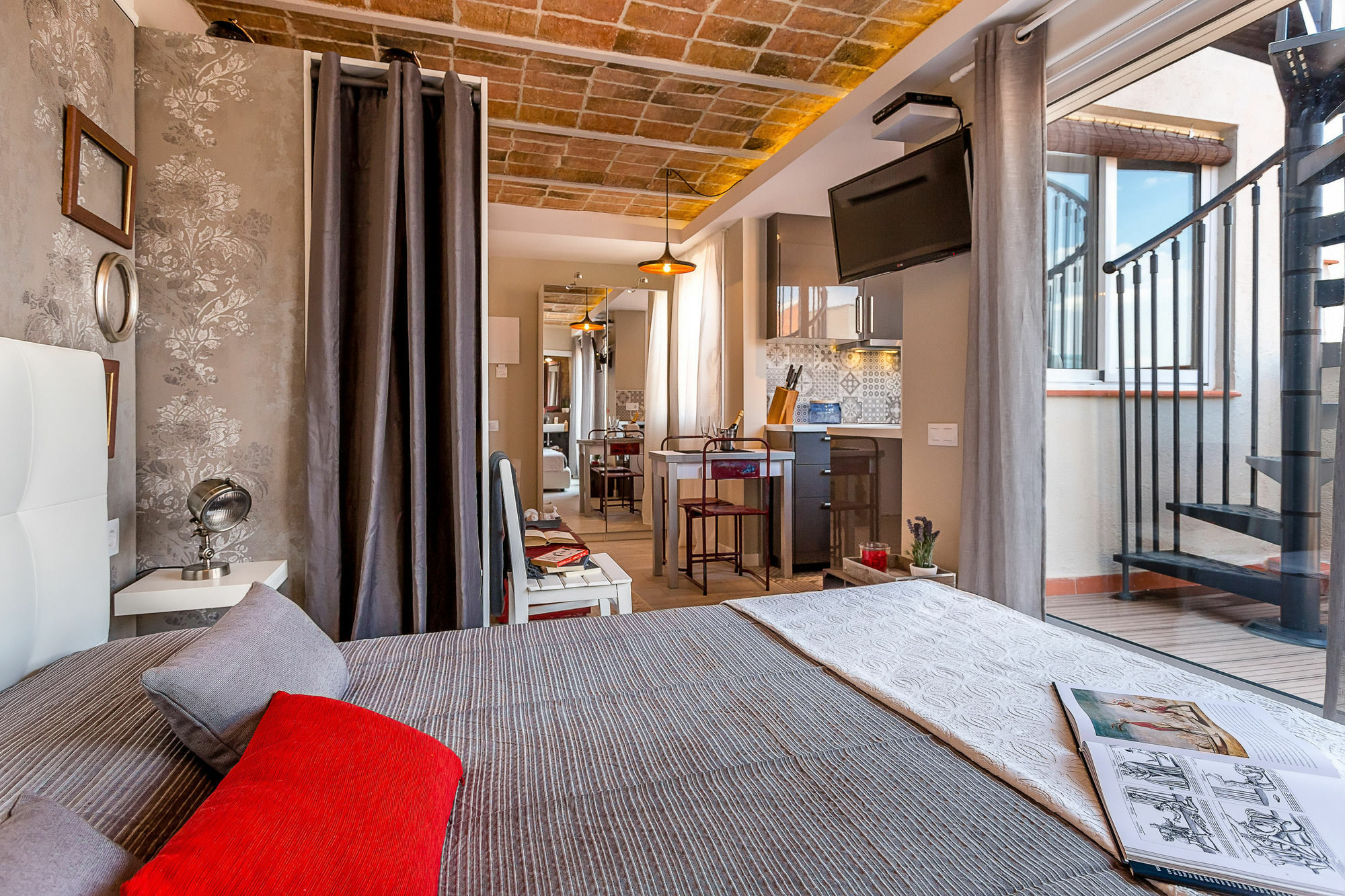 Urban District - Vintage 3*